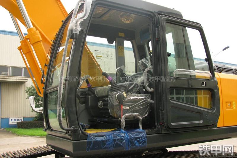 现代R215-7C挖掘机局部