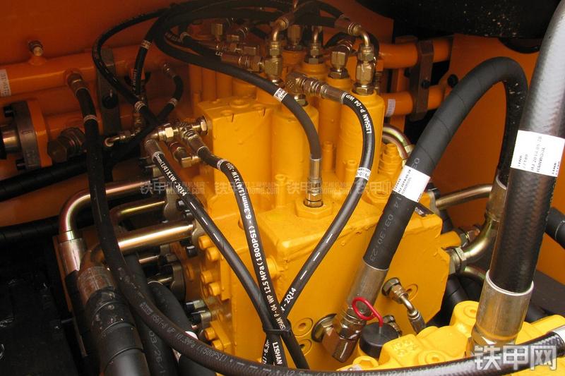 现代R215-7C挖掘机局部