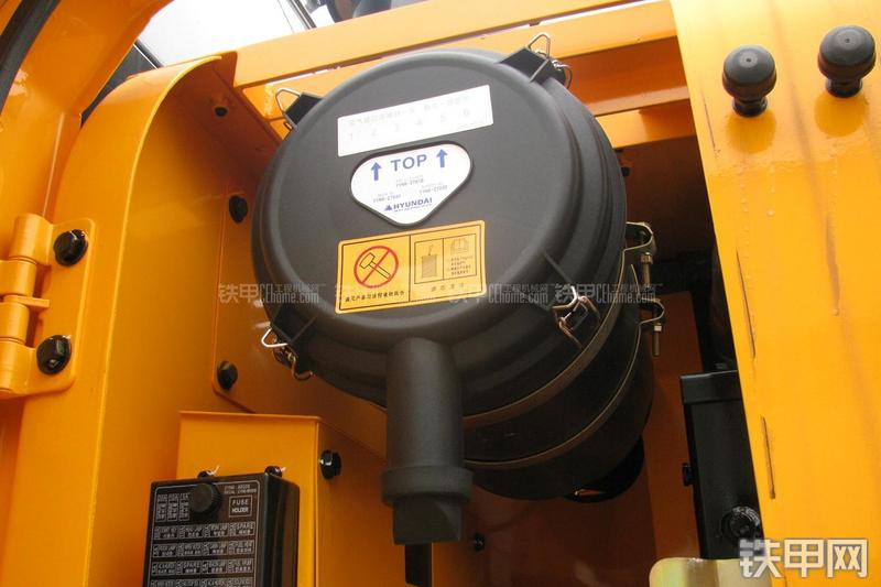 现代R215-7C挖掘机局部