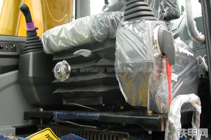 现代R215-7C挖掘机局部