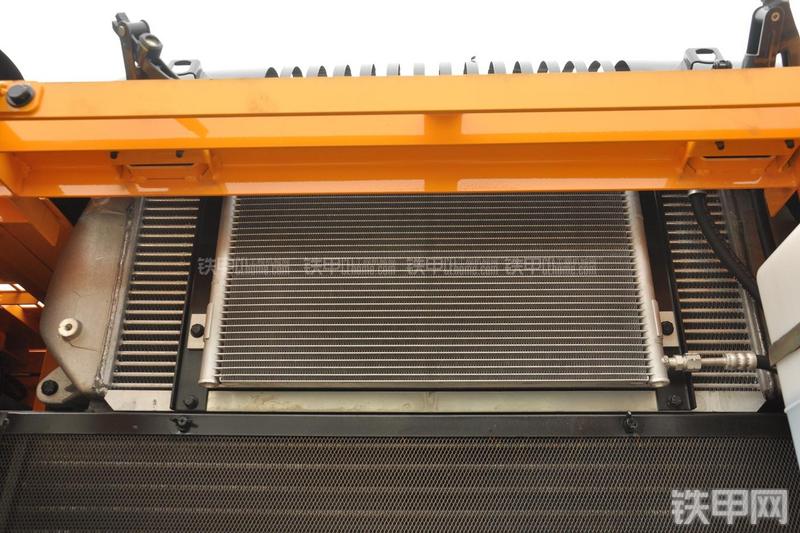 现代R225LC-7挖掘机局部