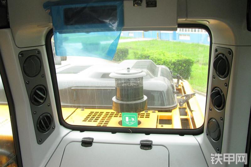 现代R215-7C挖掘机局部