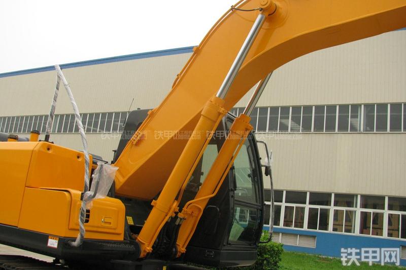 现代R215-7挖掘机局部