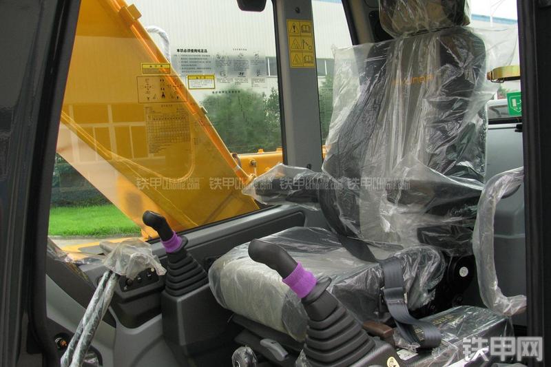 现代R215-7C挖掘机局部