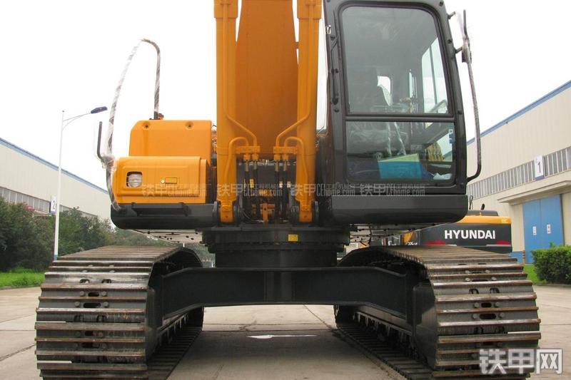 现代R215-7C挖掘机局部