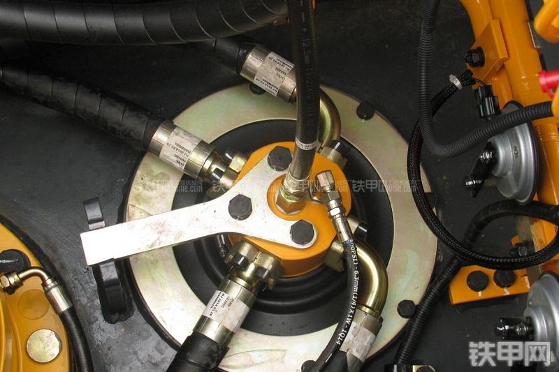 现代R215-7C挖掘机局部