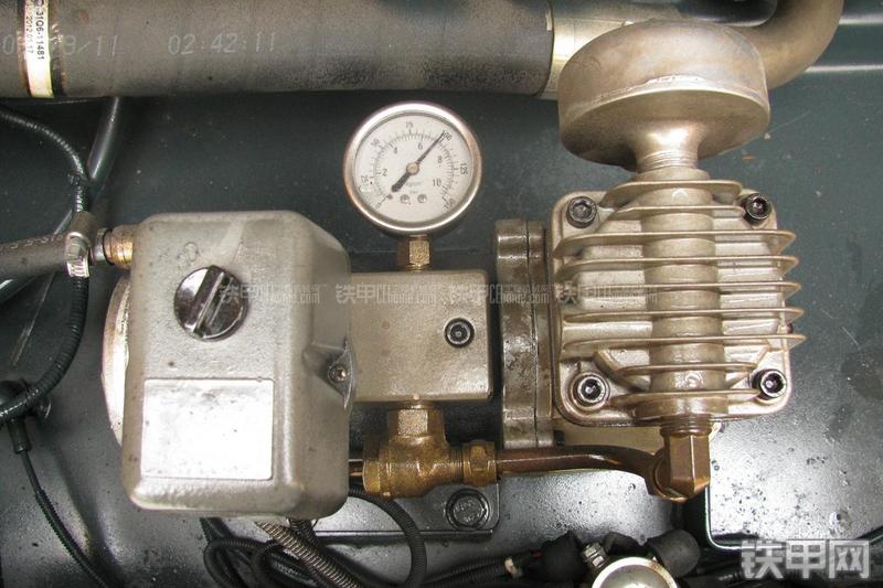 现代R225LC-9T挖掘机局部