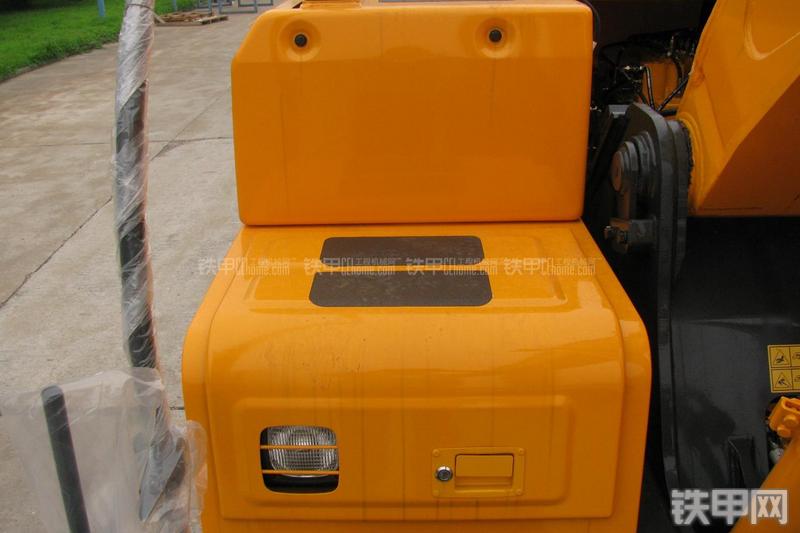 现代R215-7C挖掘机局部