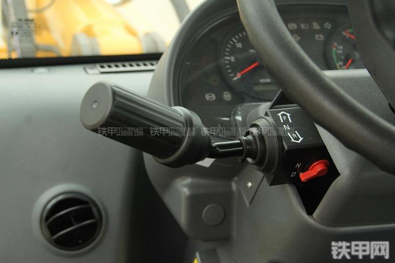 山东临工LG956V装载机局部