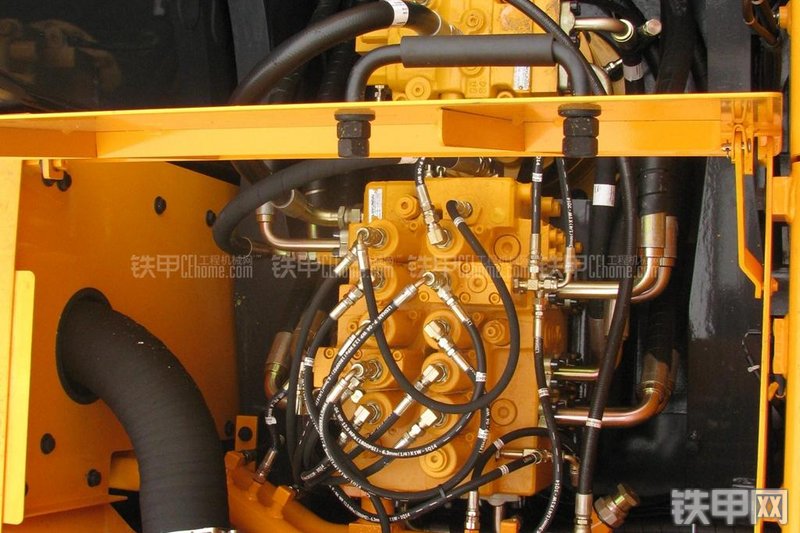 现代R215-7C挖掘机局部