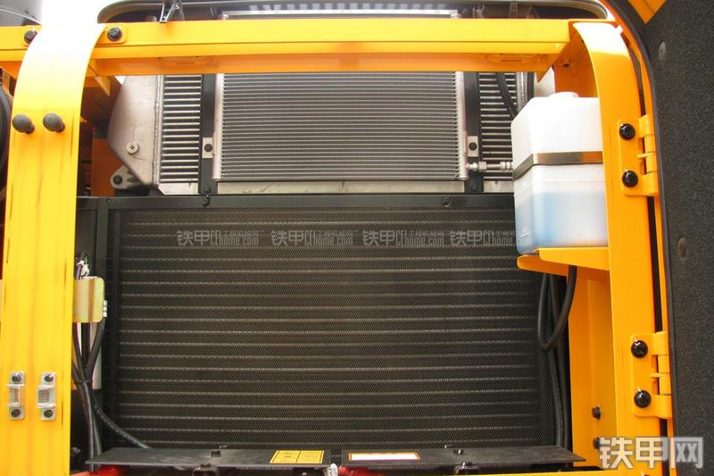 现代R215-7C挖掘机局部