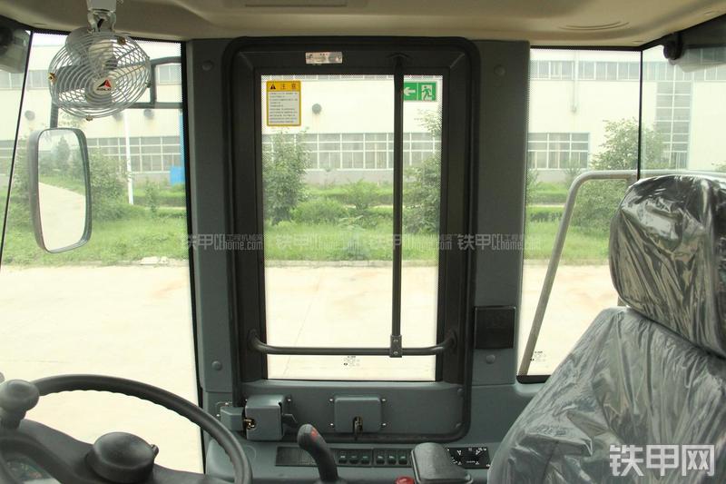 山东临工LG956V装载机局部