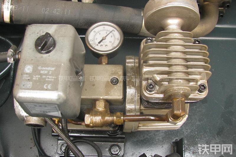 现代R225LC-9T挖掘机局部