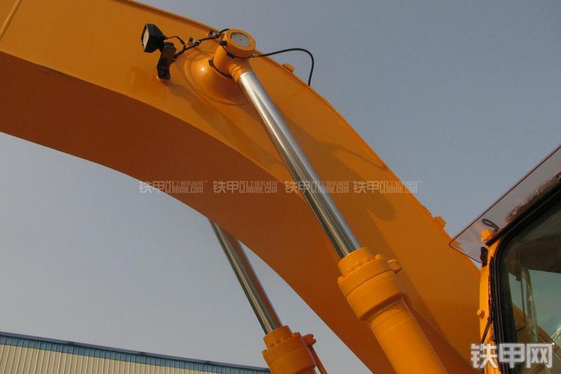 现代R275LC-9T挖掘机局部