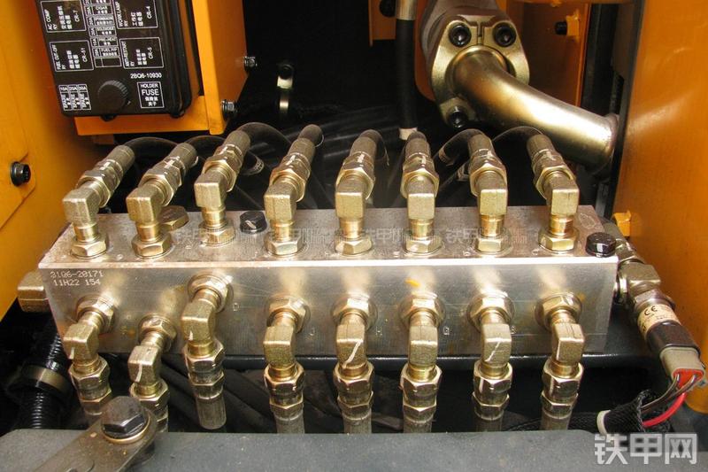 现代R225LC-9T挖掘机局部