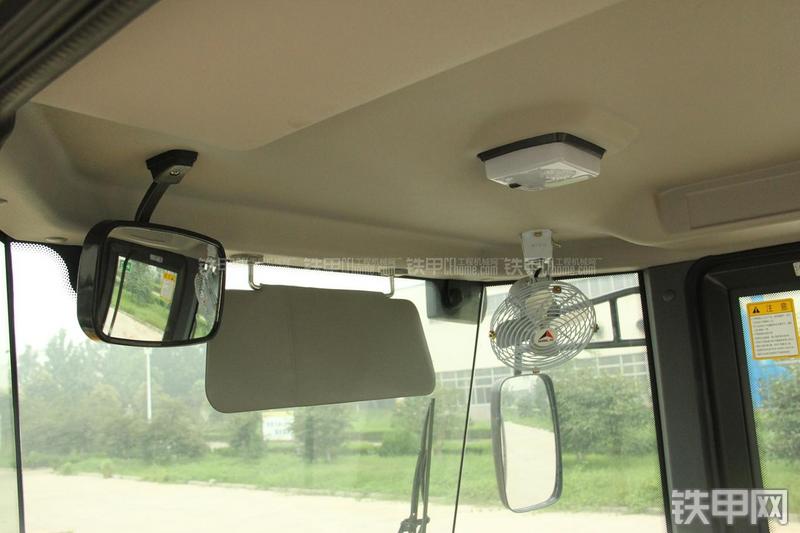 山东临工LG956V装载机局部