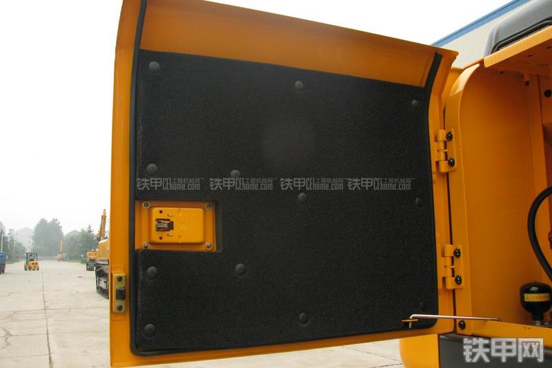 现代R215-7挖掘机局部