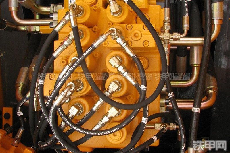 现代R215-7C挖掘机局部