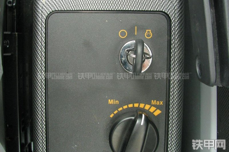 现代R215-7C挖掘机局部