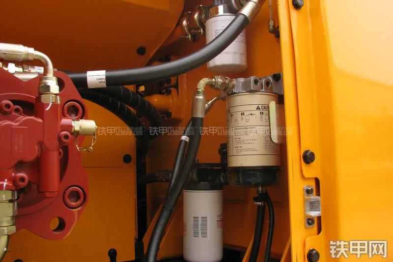 现代R215-7C挖掘机局部