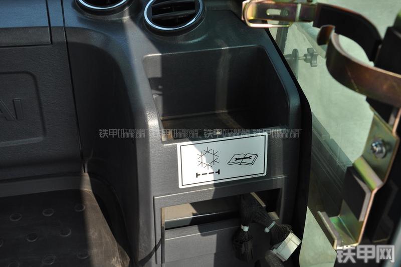 现代R305LC-9T挖掘机局部