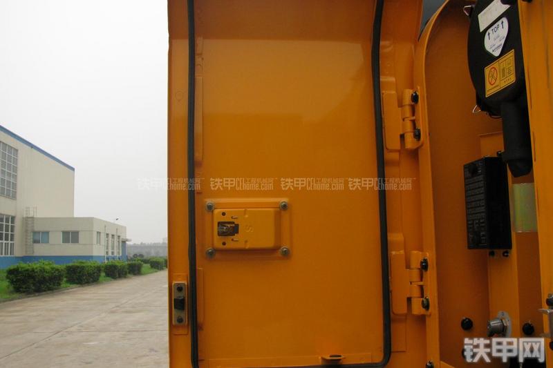 现代R215-7C挖掘机局部