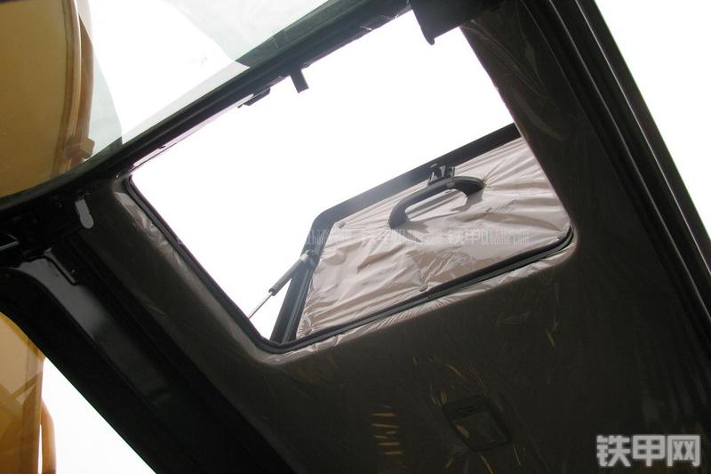 现代R215-7C挖掘机局部