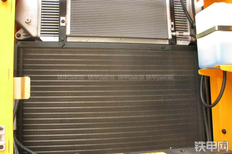 现代R215-7C挖掘机局部