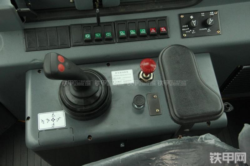 山东临工LG956V装载机局部