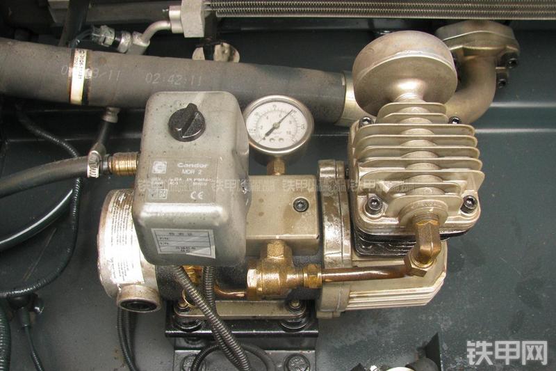 现代R225LC-9T挖掘机局部