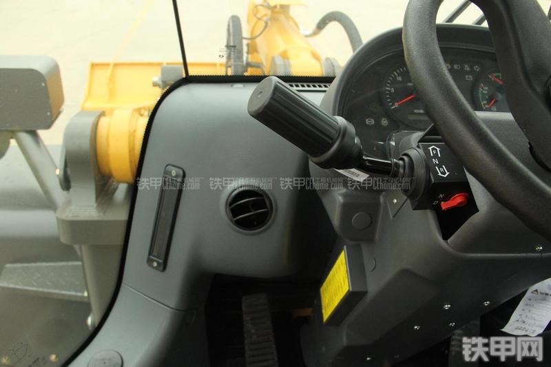 山东临工LG956V装载机局部