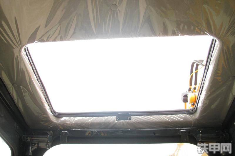 现代R215-7C挖掘机局部