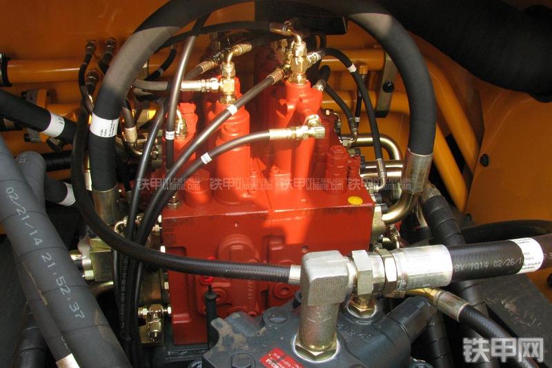 现代R275LC-9T挖掘机局部