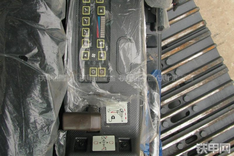 现代R215-7C挖掘机局部