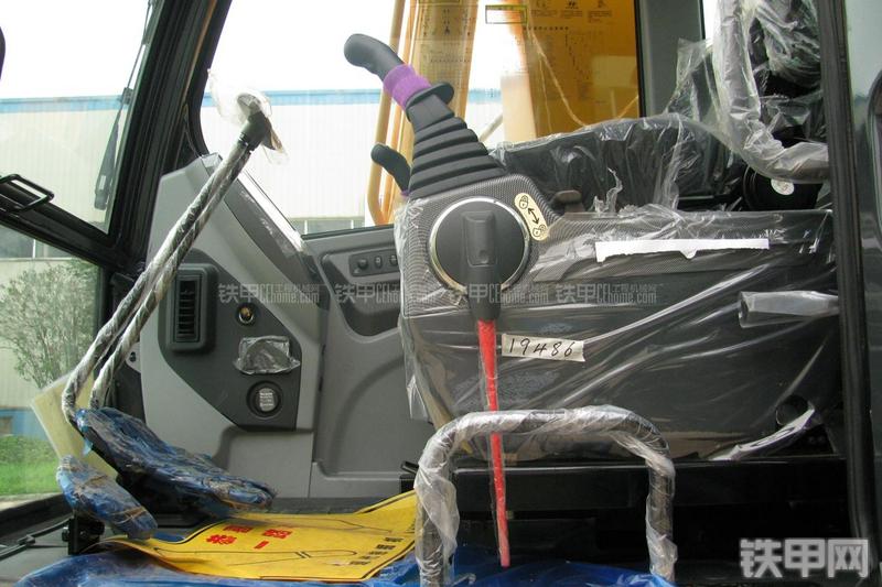 现代R215-7C挖掘机局部