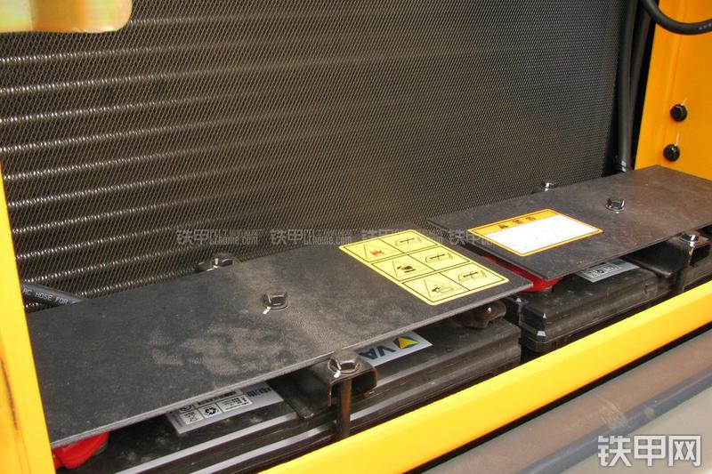 现代R215-7C挖掘机局部