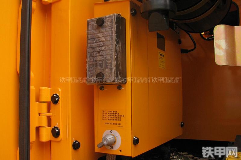 现代R215-7挖掘机局部