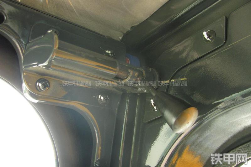 现代R215-7C挖掘机局部