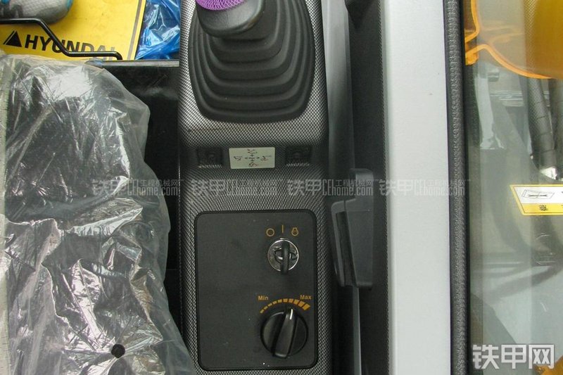 现代R215-7C挖掘机局部