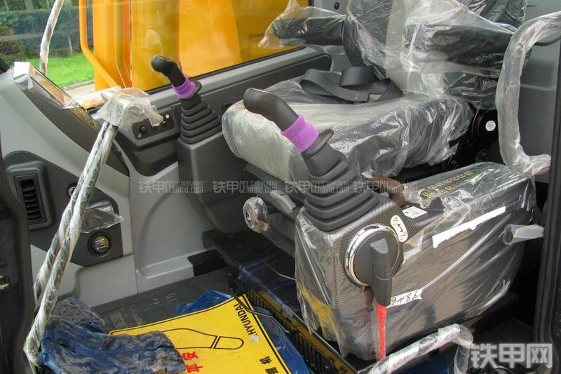 现代R215-7C挖掘机局部