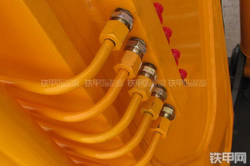 现代R215-7C挖掘机局部