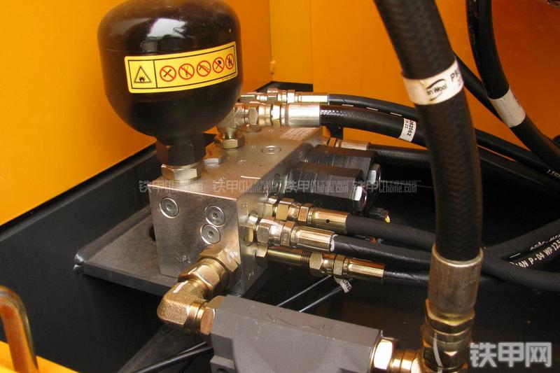 现代R215-7挖掘机局部