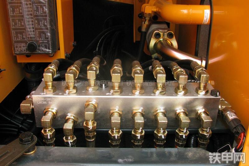 现代R275LC-9T挖掘机局部