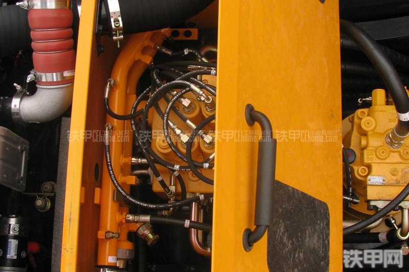 现代R215-7C挖掘机局部