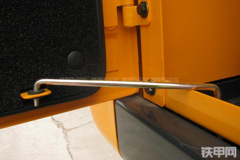 现代R215-7C挖掘机局部