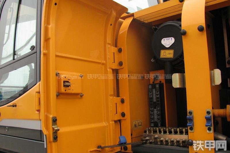 现代R225LC-9T挖掘机局部