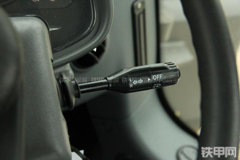 山东临工LG956V装载机局部