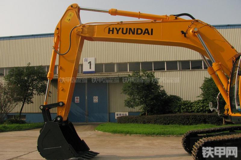 现代R275LC-9T挖掘机局部