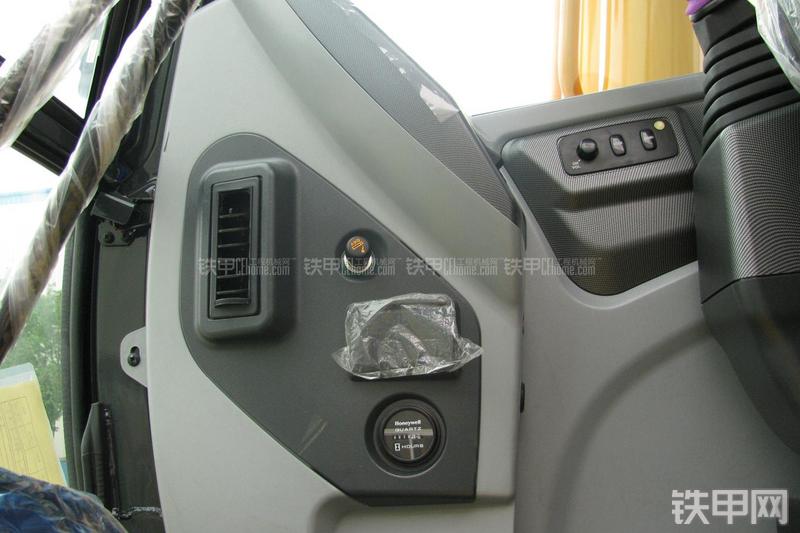 现代R215-7C挖掘机局部