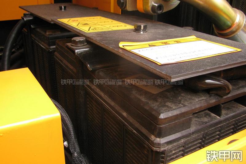 现代R215-7挖掘机局部